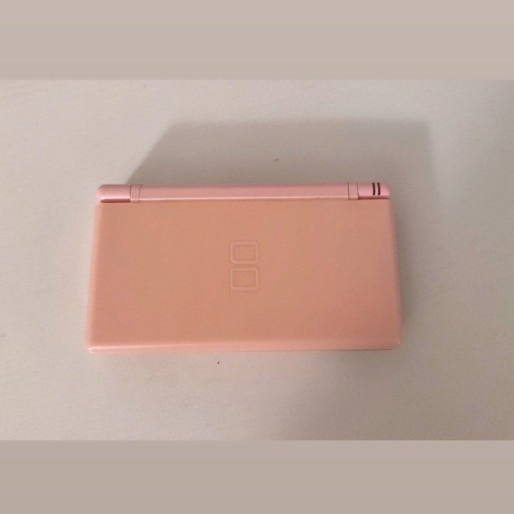 iconic coral pink nintendo ds lite! 💘